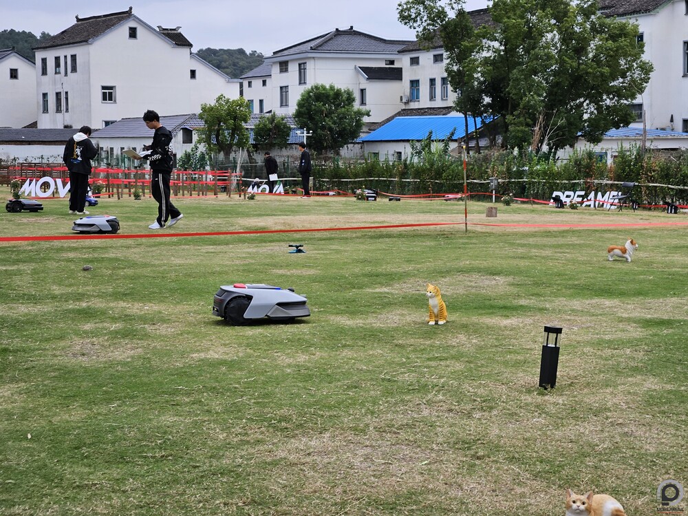 Fűnyírók munkában