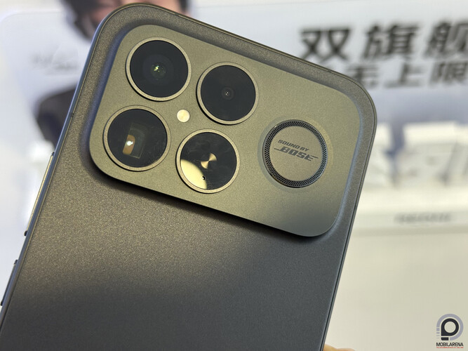 Úgy tűnik, a Xiaomi 2026-os felső kategóriás modelljeinek hátlapján kamerasáv lesz, mely valami különleges funkciót kap