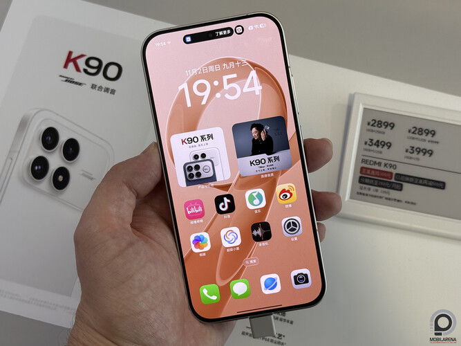 iPhone-ra emlékeztet elölről a Redmi K90 is, főleg az új Hyper Island animációkkal