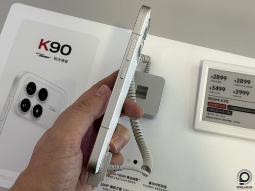 Redmi K90 fehérben hátulról és oldalról