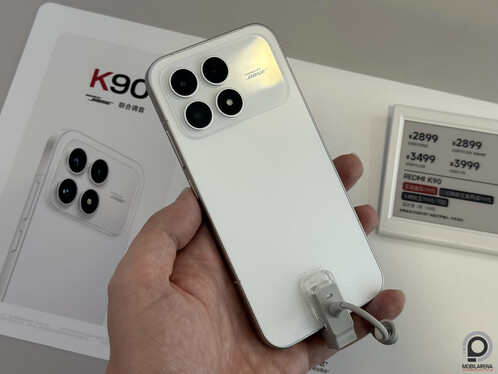 Redmi K90 fehérben hátulról és oldalról