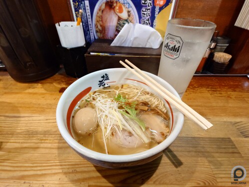 Balra egy ramen, jobbra egy soba leves