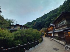 Minoo, Kiotó, és egy oszakai kereszteződésben elsuhanó szerelvény