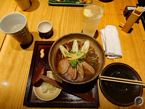 Balra egy ramen, jobbra egy soba leves