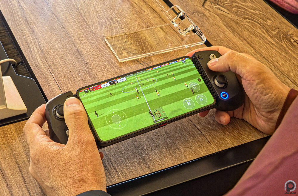 A Neo 3 GT külön megvásárolható kontrollerrel