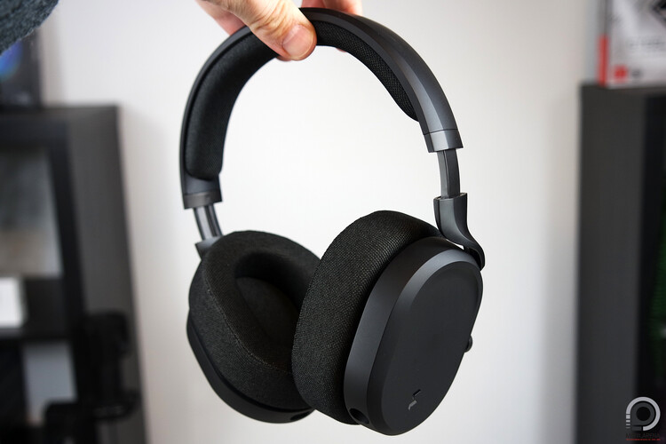 A Fractal Design Scape fejhallgatója fekete színben