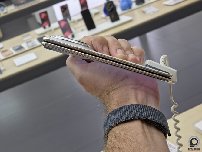 Összecsukva, oldalt ott a bekapcsoló gombbal egybeépített ujjlenyomat-leolvasó