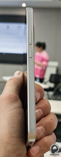 A jobb oldalról hiányzik a kameravezérlő / AI-gomb