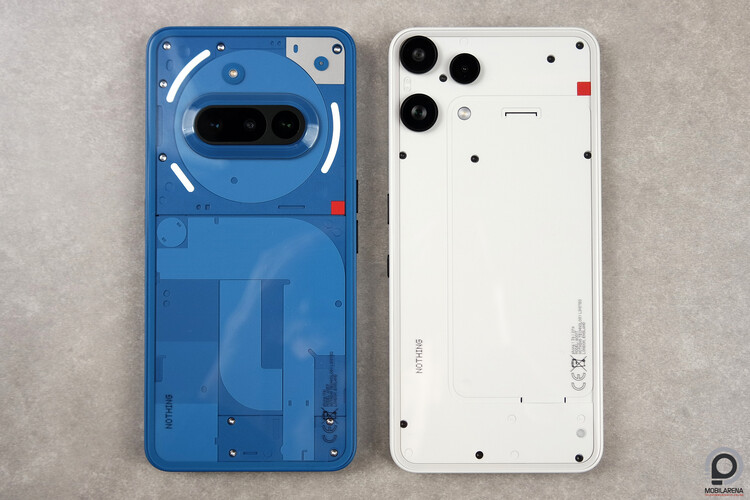 Balra a kék színű Nothing Phone (3a), jobbra a fehér színű Nothing Phone (3a) Lite