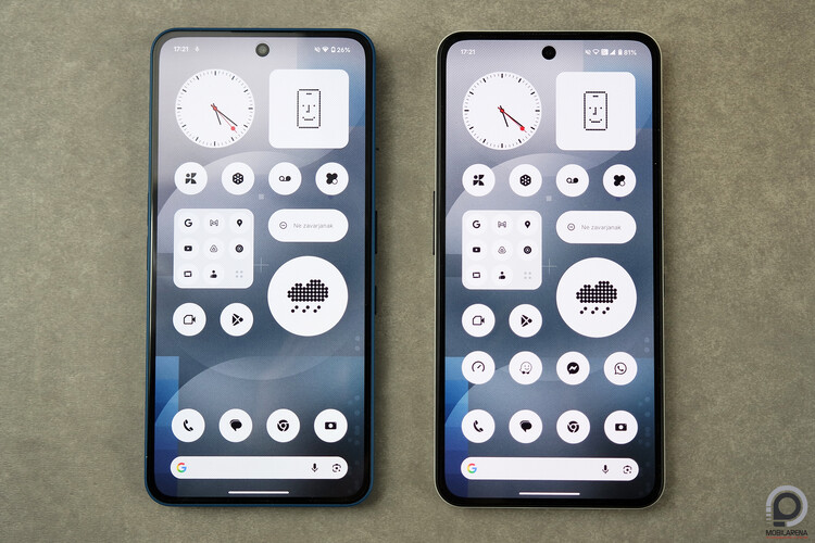 Balra ismét a Phone (3a), jobbra a Phone (3a) Lite