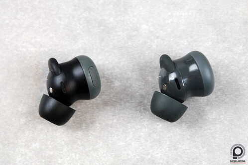 Bal oldalon a Pro 2, jobb oldalon itt is a Buds 2a