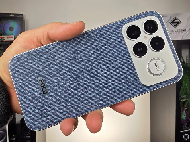 A Poco F8 Ultra farmerkék színben