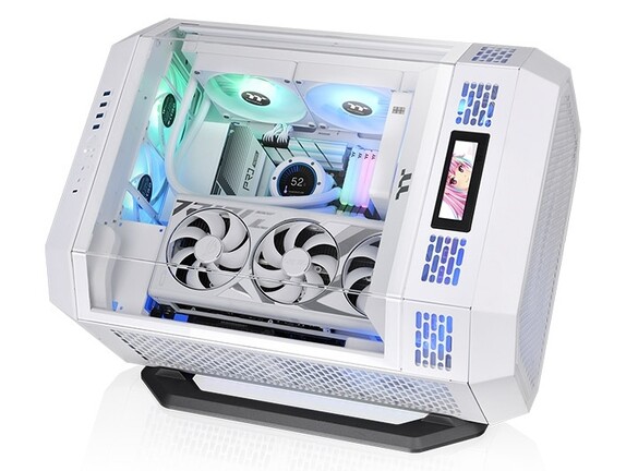 Fehér Thermaltake The Tower 600 az opcionális kitámasztó készlettel, riser kábellel és LCD kijelzővel