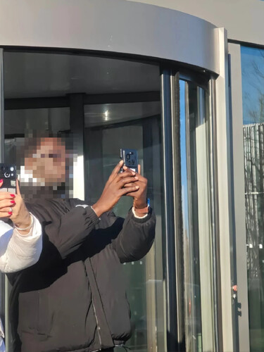 Az első nyilvánosságra került fénykép, melyen a Xiaomi 17 Ultra látható, igaz, a részleteket még tok takarja