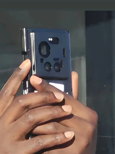 Az első nyilvánosságra került fénykép, melyen a Xiaomi 17 Ultra látható, igaz, a részleteket még tok takarja
