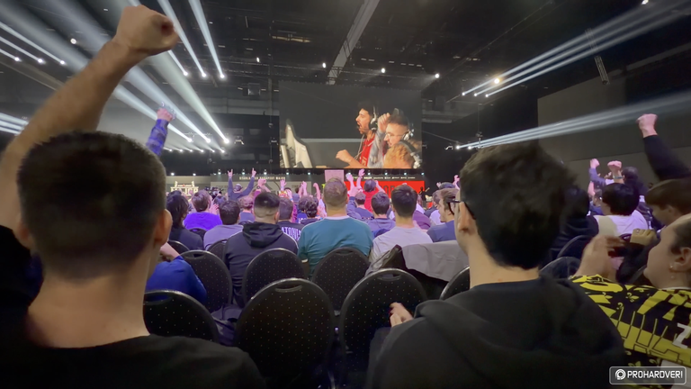 A MOUZ bejutott a playoffba, a hangulat a tetőfokon a csarnokban.