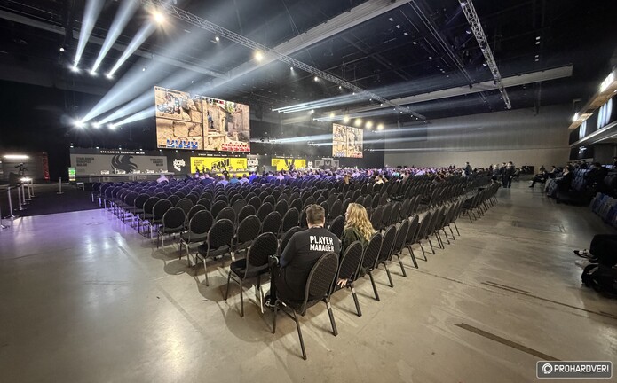 Az első meccs kezdetén még kényelmesen lehetett helyet választani, nem sokkal később már megtelt a stadion.