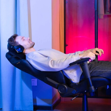 A háttámla 135 fokig dönthető, ehhez jön még a 15 fokos hintamechanika