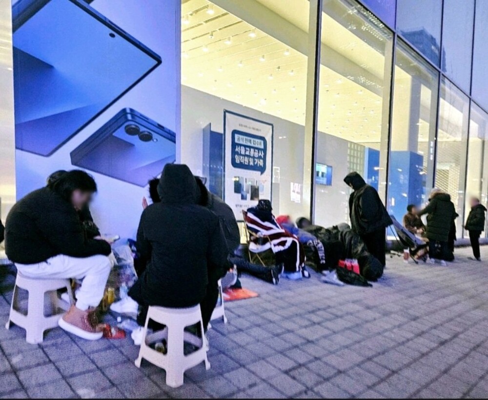 A nyitásra várakozók