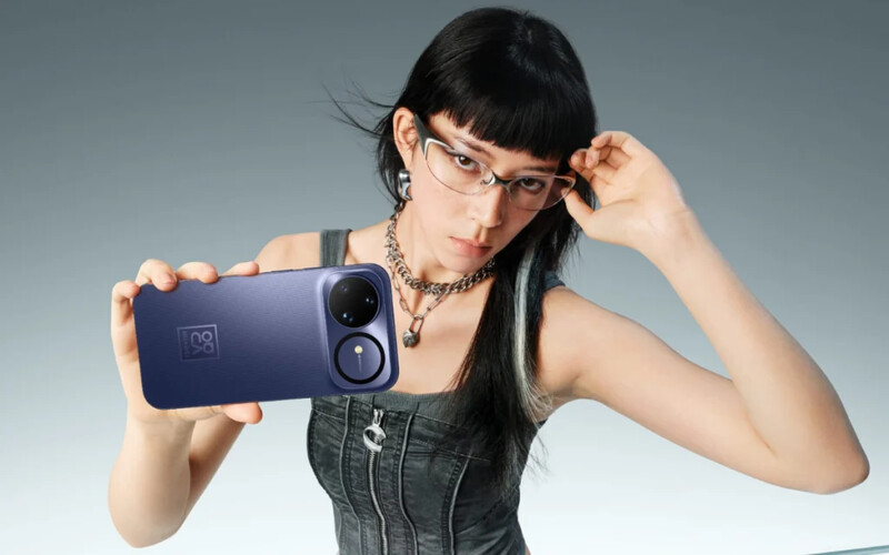 Nova 15 Pro a modell kezében