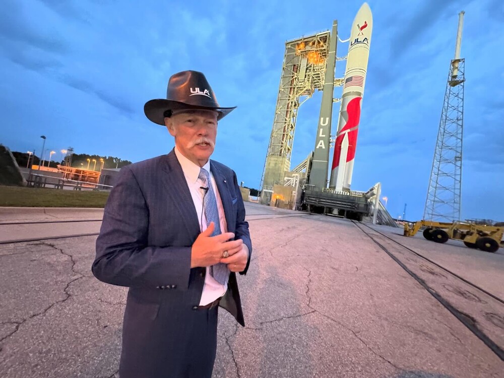 Tory Bruno a Vulkan Centaurral a háttérben