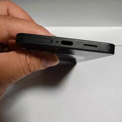 Fotók a Galaxy S26 Ultra (fekete és fehér), illetve az S26 (utolsó képen jobbra) telefonokról