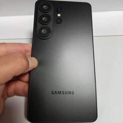 Fotók a Galaxy S26 Ultra (fekete és fehér), illetve az S26 (utolsó képen jobbra) telefonokról