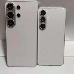 Fotók a Galaxy S26 Ultra (fekete és fehér), illetve az S26 (utolsó képen jobbra) telefonokról