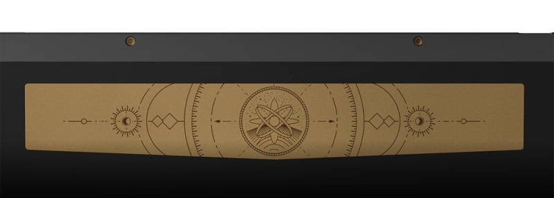 A polikarbonát díszítőelem (itt a Q6 Ultra 8K hasán)