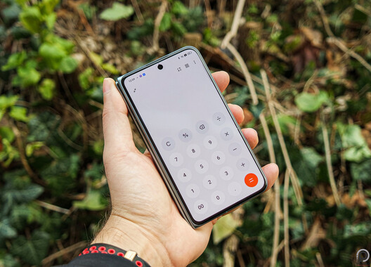 Az Oppo Find N2 összecsukott, majd nyitott állapotában