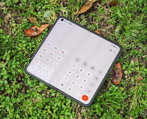 Az Oppo Find N2 összecsukott, majd nyitott állapotában