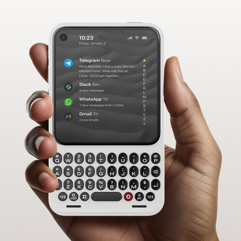 Bal oldalon a Unihertz Titan 2 Elite, a jobb oldali képen a január első hetében bejelentett Clicks Communicator