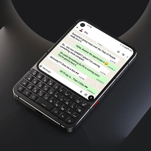 Bal oldalon a Unihertz Titan 2 Elite, a jobb oldali képen a január első hetében bejelentett Clicks Communicator