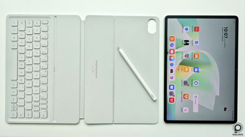 A magyar vásárlók megkapják a tablet mellé a két részből álló, billentyűzetes tokot és az érintőceruzát is