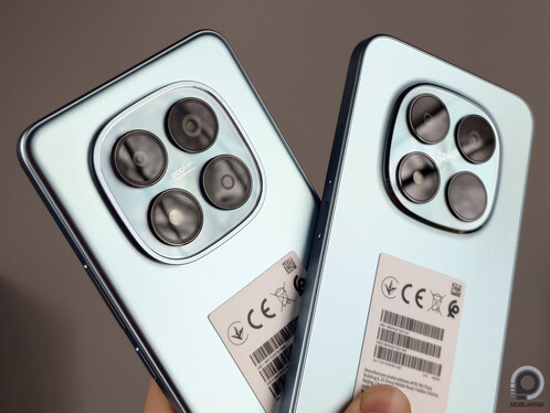 Bal oldalon a 4G-s Redmi Note 15, jobbra pedig az 5G verzió a képeken