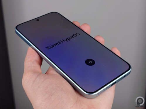 A bal oldali képen a Redmi Note 15 Pro+ 5G mind a négy szélén kicsit ívelt kijelzőjével, a jobb oldalon a sík kijelzős Redmi Note 15 Pro 5G