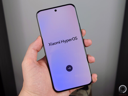 A bal oldali képen a Redmi Note 15 Pro+ 5G mind a négy szélén kicsit ívelt kijelzőjével, a jobb oldalon a sík kijelzős Redmi Note 15 Pro 5G