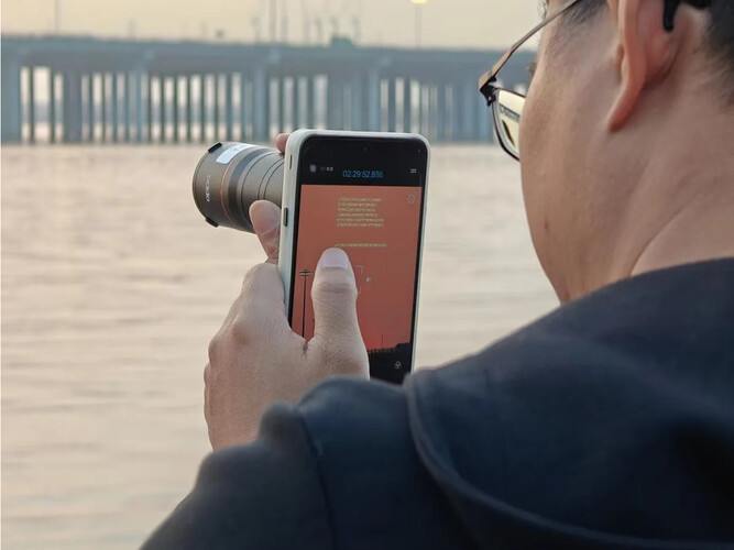 Tesztelés alatt álló Find X9 Ultra hátulján hatalmas teleoptikával