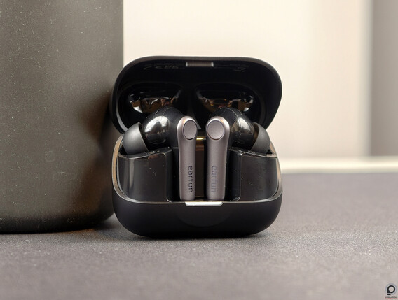 A bal oldali képen látható fekete Air Pro 4+ az akciós, a fehér színű verzió az új megjelenés