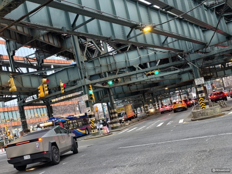 Egy Cybertruck a New York-i metróhálózat acélrengetegében
