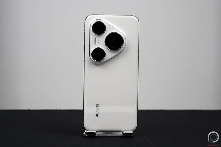 Pura 80 Pro fehér színben tesztasztalunkon