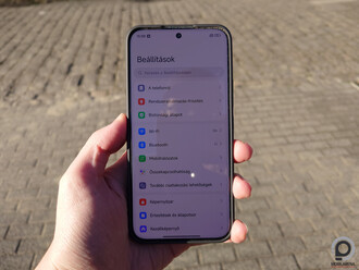 Poco M8 Pro 5G a gyári tokban közvetlen napfény alatt