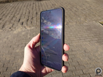 Poco M8 Pro 5G a gyári tokban közvetlen napfény alatt