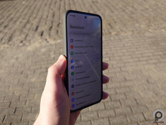 Poco M8 Pro 5G a gyári tokban közvetlen napfény alatt