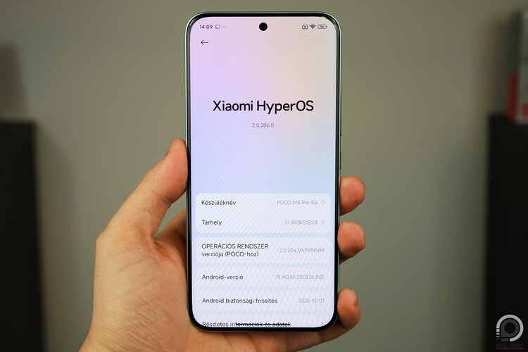 A kijelző szélei itt is picit íveltek, így könnyebben siklik rá az ember ujja