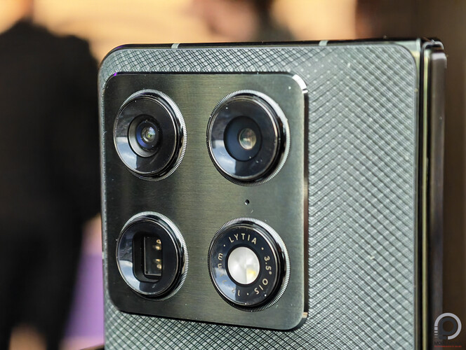 A hátlapi kamerarendszer a Razr Foldon