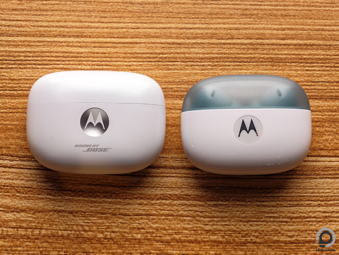 Bal oldalt a Motorola Buds 2 Plus, jobbra a Motorola Buds 2