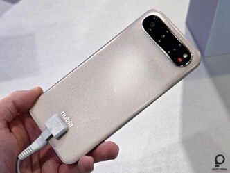 Ez a képeken az otthon 99 000 forintos áron kapható Nubia Air, könnyű megkülönböztetni azzal, hogy ezen három kamera van, a Pro verzió hátoldalán már csak kettő