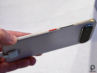 Ez a képeken az otthon 99 000 forintos áron kapható Nubia Air, könnyű megkülönböztetni azzal, hogy ezen három kamera van, a Pro verzió hátoldalán már csak kettő