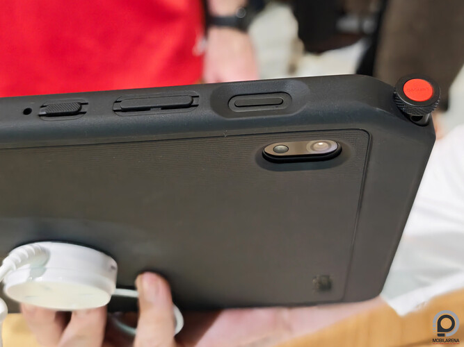 Gombok, ujjlenyomat-leolvasó, toll a tokban